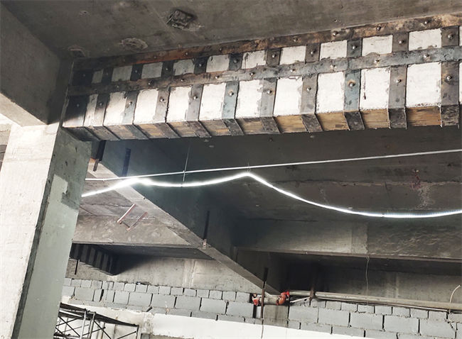 梁粘贴钢板加固