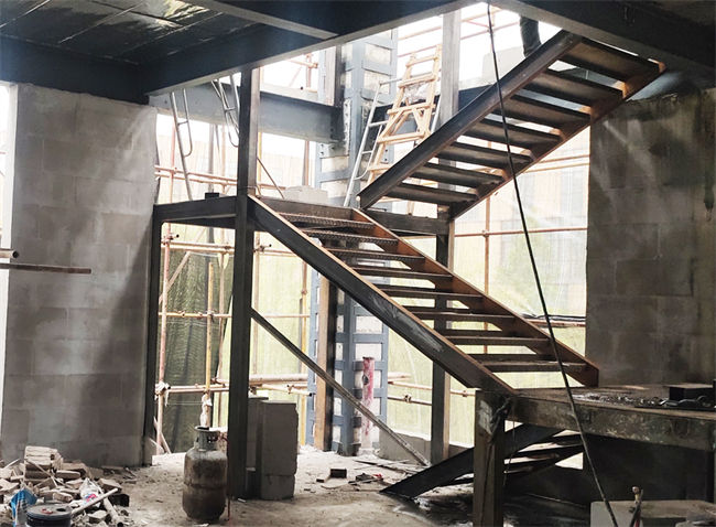 新增钢结构楼梯